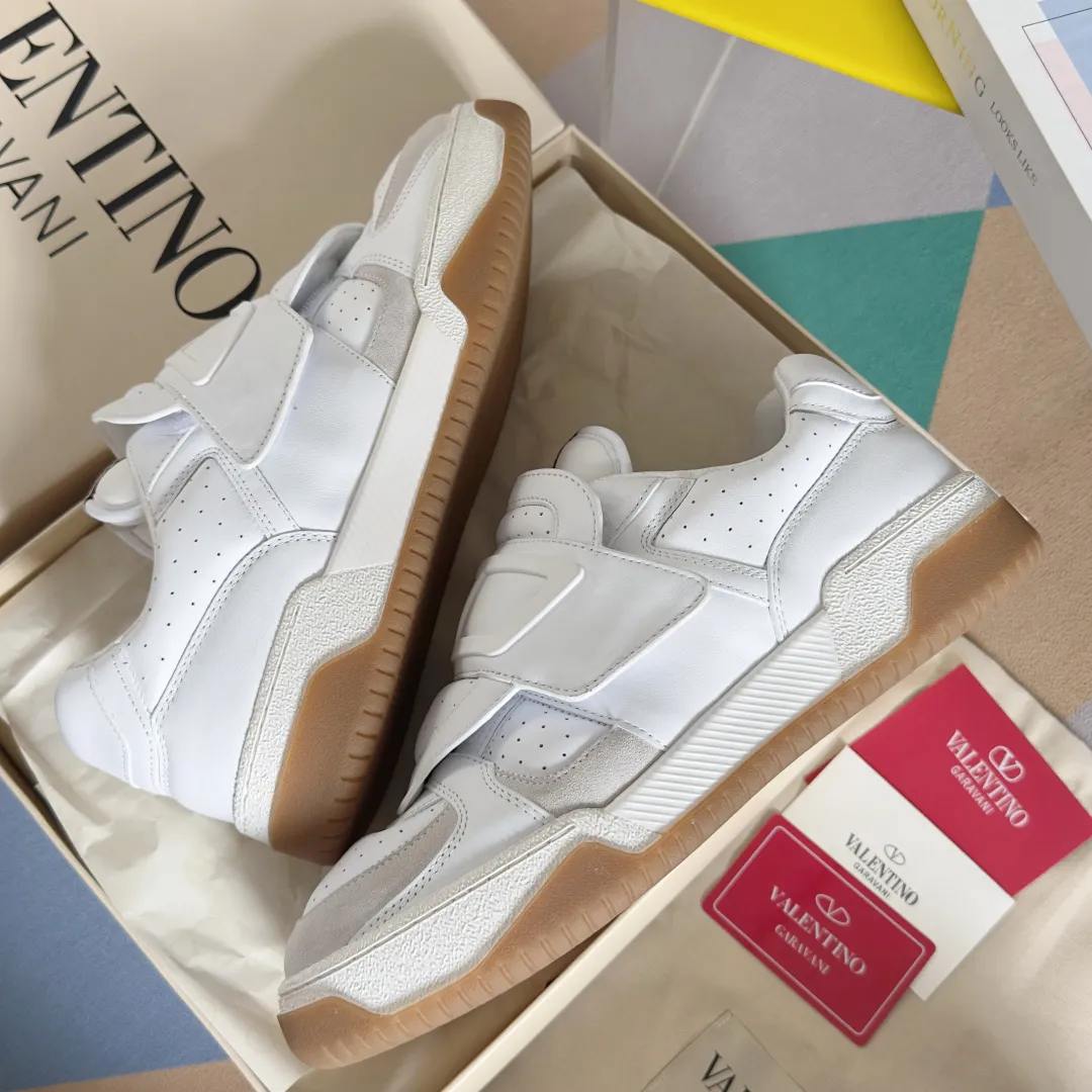 [Valentino] P: 880💰 Couple model, size: ▪️Size: Women's model 35-40 / Men's model 39-44 (45 customized) Valentino Valentino Couple model Joie de Jouer series Velcro Thick sole Bread shoes Couple model Casual sports shoes White shoes Original purchase and development Production Joie de Jouer series The style is simple but not out of style. The pure white base is paired with fresh green and soft beige, and the unique Velcro design highlights your personality. Every detail tells the fashion and quality. Wear it, take a confident step, and start the fashion journey. Exquisite packaging at the delivery counter🛍📦 ▪️Fabrics: Original custom imported first-layer cowhide ▪️Inner lining: Original custom-made soft sheepskin lining ▪️Outsole: Original open-molded anti-slip TPU material ▪️Sole thickness: 3.5CM